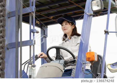 女性のフォークリフトオペレーター 136874248