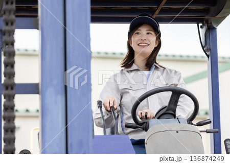 女性のフォークリフトオペレーター 女性のフォークリフトオペレーター 136874249