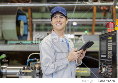 工場で作業する作業員 工場で作業する作業員 136874270