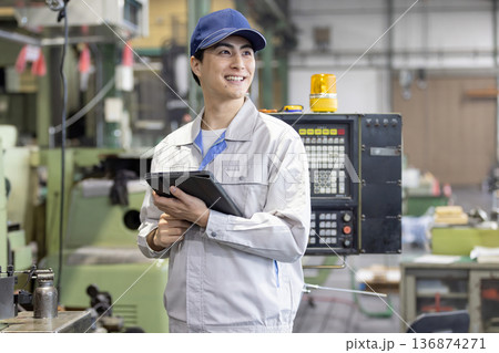 工場で作業する作業員 136874271