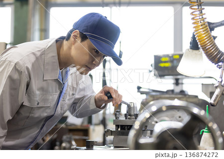 工場で機械を操作する男性作業員 136874272