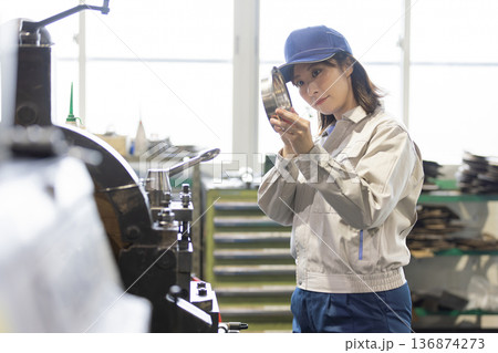 工場で旋盤加工品・フライス加工品を確認する作業員 工場で旋盤加工品・フライス加工品を確認する作業員 136874273