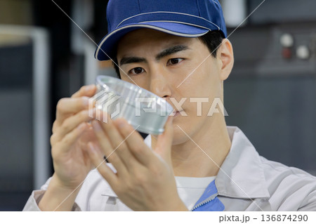 工場で作業する作業員 136874290