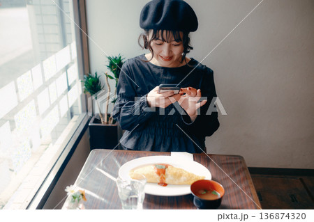 オムライスをスマートフォンで撮影する30代日本人女性 オムライスをスマートフォンで撮影する30代日本人女性 136874320