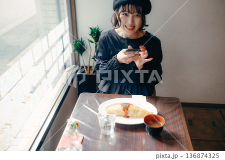 オムライスをスマートフォンで撮影する30代日本人女性 オムライスをスマートフォンで撮影する30代日本人女性 136874325