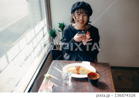 オムライスをスマートフォンで撮影する30代日本人女性 オムライスをスマートフォンで撮影する30代日本人女性 136874326