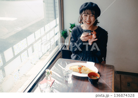 オムライスをスマートフォンで撮影する30代日本人女性 オムライスをスマートフォンで撮影する30代日本人女性 136874328