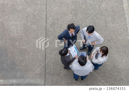 屋外に並ぶ会社従業員の集合写真 136874331