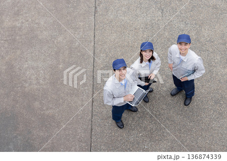 真上を見上げる会社従業員 真上を見上げる会社従業員 136874339