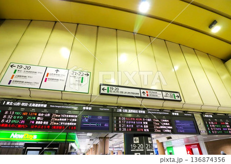 上野駅(新幹線)の電光掲示板 上野駅(新幹線)の電光掲示板 136874356