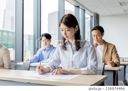試験を受ける人々 試験を受ける人々 136874466