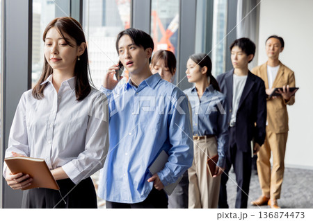 列に並ぶ人達 列に並ぶ人達 136874473