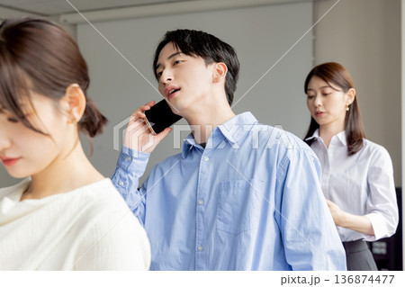 列に並ぶ人達 列に並ぶ人達 136874477