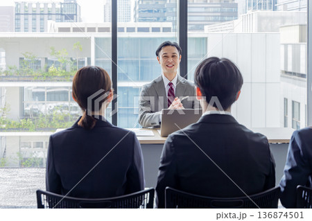 面接　就活　イメージ　　学生と向き合う男女の面接官 136874501