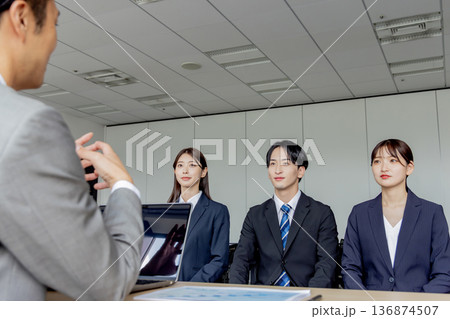 面接 就職活動 リクルート 就活 ビジネス ビジネスマン オフィス 面接 就職活動 リクルート 就活 ビジネス ビジネスマン オフィス 136874507