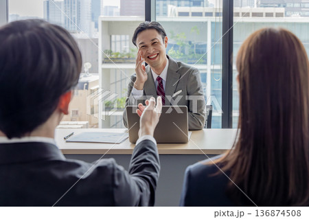 企業側に質問をする就活生 136874508
