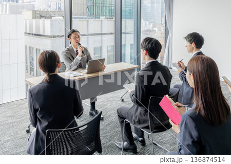 会見で話す男性 136874514