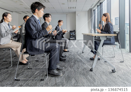 会見で話す女性 136874515