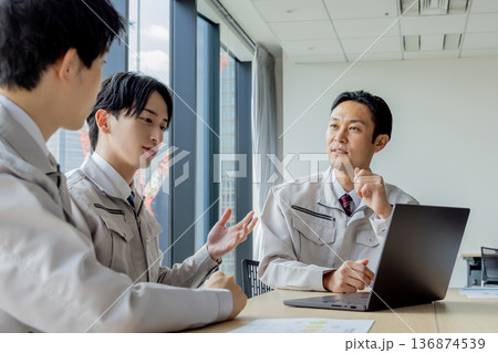 作業服のスタッフ 作業服のスタッフ 136874539
