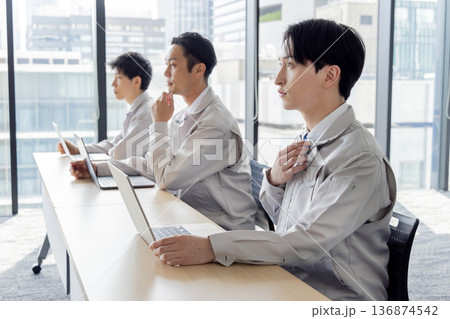 研修を受ける作業着を着たビジネスパーソン 136874542