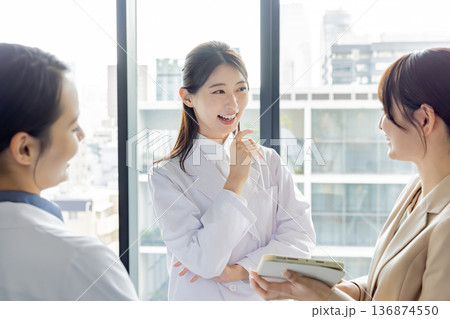 ビジネス　病院　医師　研究　MR 打合せ　商談 136874550