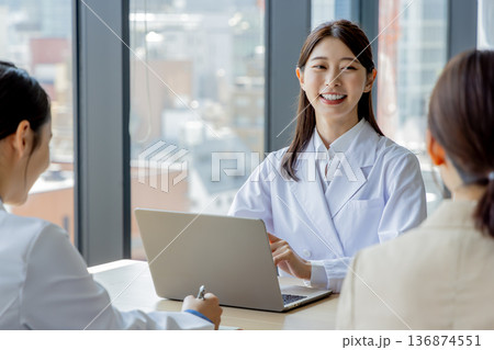 ビジネス 病院 医師 研究 MR 打合せ 商談 ビジネス 病院 医師 研究 MR 打合せ 商談 136874551