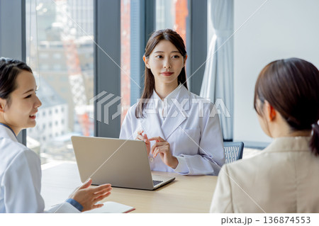 ビジネス　病院　医師　研究　MR 打合せ　商談 136874553