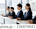 セミナーに参加するビジネスマン男女 136874681