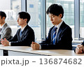 セミナーに参加するビジネスマン男女 136874682