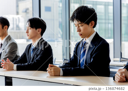 セミナーに参加するビジネスマン男女 セミナーに参加するビジネスマン男女 136874682