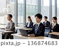 セミナーに参加するビジネスマン男女 136874683