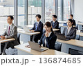 セミナーに参加するビジネスマン男女 136874685
