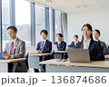 セミナーに参加するビジネスマン男女 136874686