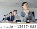 研修を受けるビジネスマン 136874688