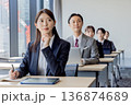 研修を受けるビジネスマン 136874689