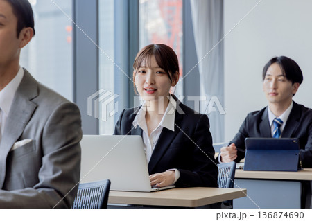 セミナーに参加するビジネスマン男女 セミナーに参加するビジネスマン男女 136874690