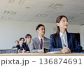 研修を受けるビジネスマン 136874691
