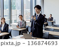 セミナーに参加するビジネスマン男女 136874693