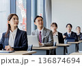 セミナーに参加するビジネスマン男女 136874694
