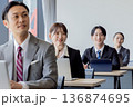 セミナーに参加するビジネスマン男女 136874695