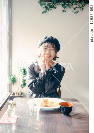 オムライスを前にいただきますをする30代日本人女性 136874698