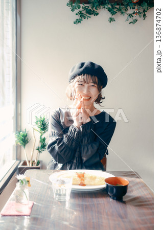 オムライスを前にいただきますをする30代日本人女性 136874702