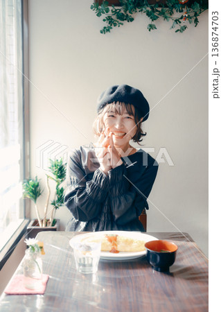 オムライスを前にいただきますをする30代日本人女性 136874703