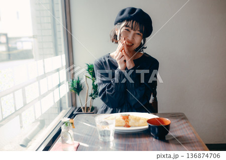 オムライスを前にいただきますをする30代日本人女性 オムライスを前にいただきますをする30代日本人女性 136874706