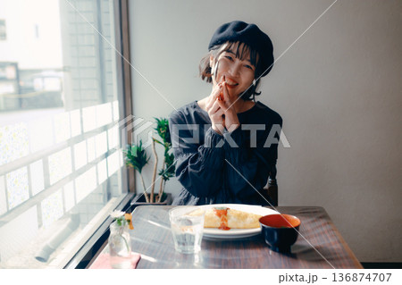 オムライスを前にいただきますをする30代日本人女性 オムライスを前にいただきますをする30代日本人女性 136874707