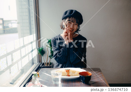 オムライスを前にいただきますをする30代日本人女性 オムライスを前にいただきますをする30代日本人女性 136874710