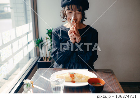 オムライスを前にいただきますをする30代日本人女性 オムライスを前にいただきますをする30代日本人女性 136874711