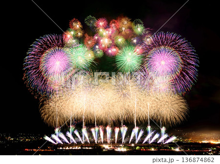 花火大会のフィナーレ 136874862