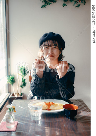 オムライスを食べる30代日本人女性 ランチシーン 136874904