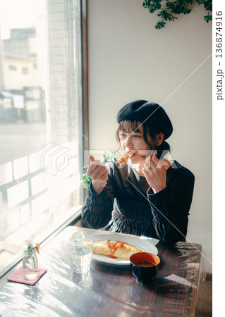 オムライスを食べる30代日本人女性 ランチシーン 136874916